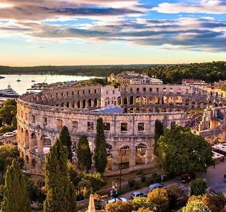 Central Apartments Pula Exteriér fotografie