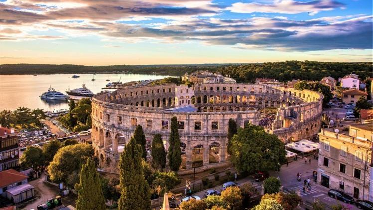 Central Apartments Pula Exteriér fotografie